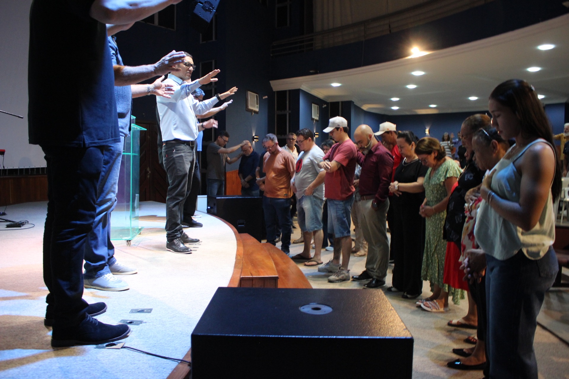 Comunidade da Igreja Evangélica Livre Esperança reunida em Cascavel